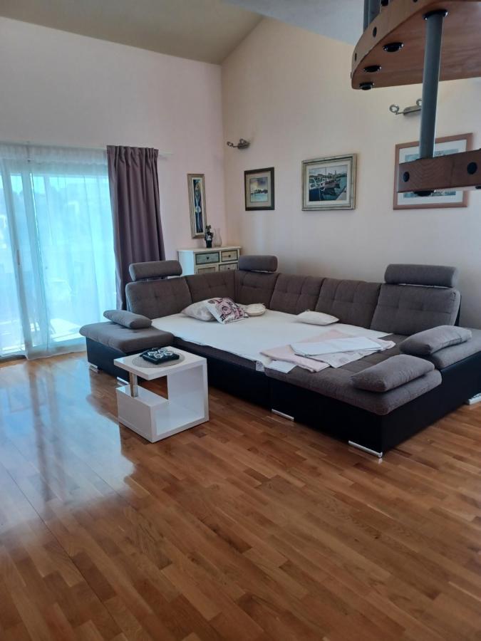 J&m Apartment Split